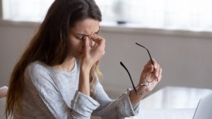 Αποκόλληση του αμφιβληστροειδούς: Τι μπορεί να κρύβουν οι ξαφνικές λάμψεις και τα αυξημένα «μυγάκια» στα μάτια