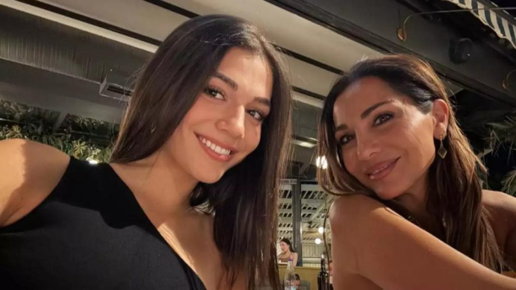 Δέσποινα Βανδή: Βραδινή έξοδος στην Αθήνα με την Μελίνα Νικολαΐδη – Μαμά και κόρη ποζάρουν ευδιάθετες