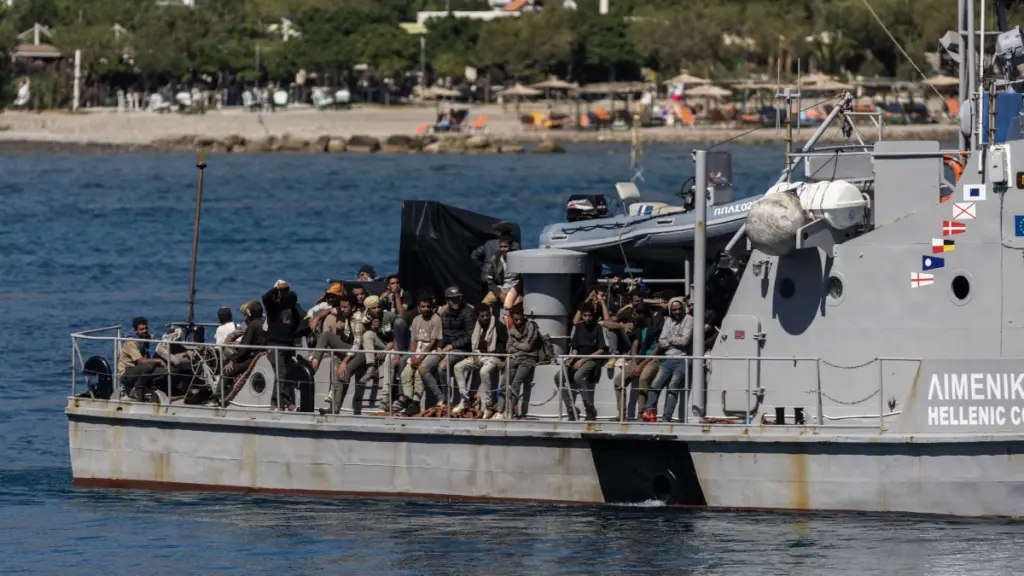 Επιχείρηση διάσωσης 38 μεταναστών νότια των Καλών Λιμένων