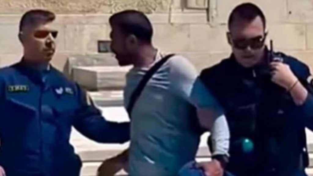 Τι πραγματικά ισχύει για τον μετανάστη που επιτέθηκε στους Εύζωνες – Δεν είναι fake news το βίντεο