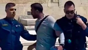 Τι πραγματικά ισχύει για τον μετανάστη που επιτέθηκε στους Εύζωνες – «Δεν είναι προϊον fake news», λέει το υπουργείο