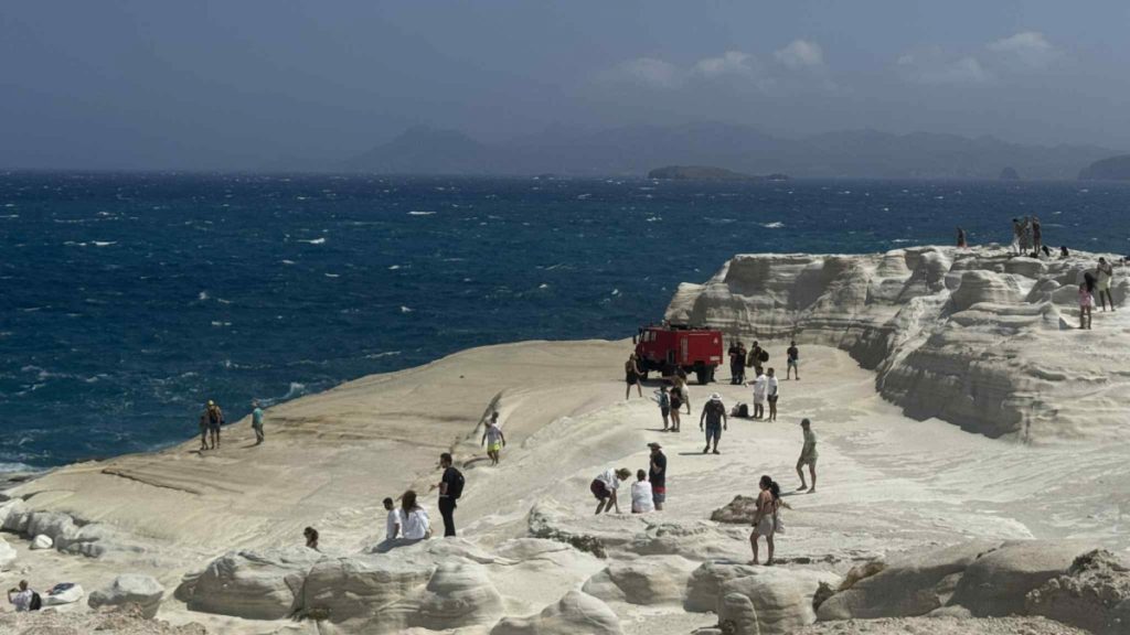 Δύο νεκροί τουρίστες στο Σαρακήνικο της Μήλου – Ήταν ζευγάρι από το Βιετνάμ