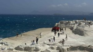 Δύο νεκροί τουρίστες στο Σαρακήνικο της Μήλου – Ήταν ζευγάρι από το Βιετνάμ