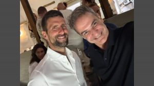 Κυριάκος Μητσοτάκης: Συναντήθηκε με τον Τζόκοβιτς στην Τήνο – H selfie που έβγαλαν (Φωτογραφία)
