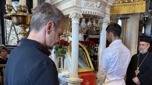 Κυριάκος Μητσοτάκης: Προσκύνησε την Μεγαλόχαρη στην Τήνο παρέα με τον Τζόκοβιτς