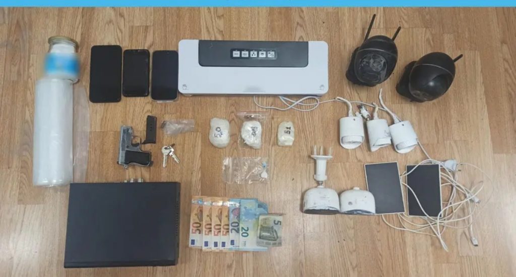 Αττική: Δύο συλλήψεις για διακίνηση κοκαΐνης και κατοχή όπλων