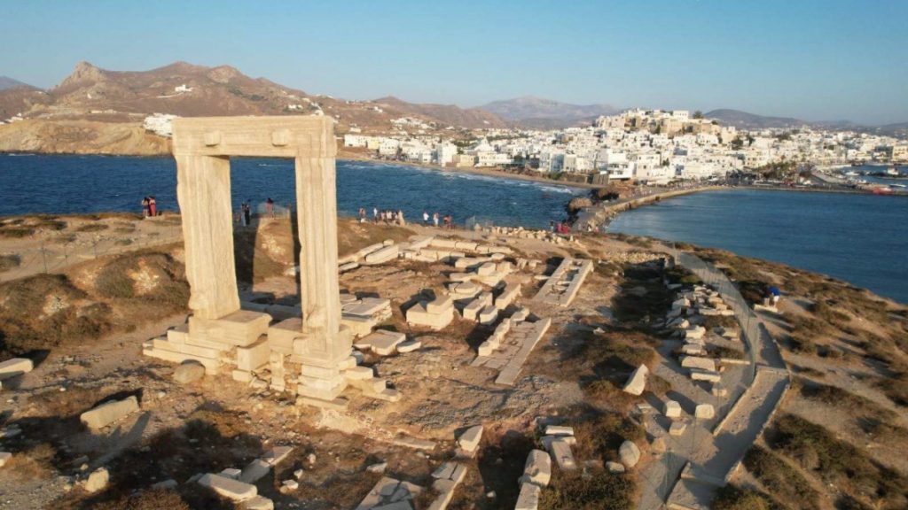 Νάξος: Επιπλέον μέτρα ασφαλείας στην Πορτάρα μετά το επεισόδιο με τον τουρίστα που σήκωσε μάρμαρο (φωτογραφίες)