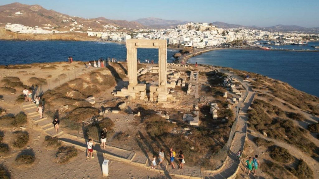 Νάξος: Ξηλώνεται το συρματόπλεγμα στην Πορτάρα – “Ημέρα δικαίωσης για την τοπική κοινωνία” λέει ο δήμαρχος