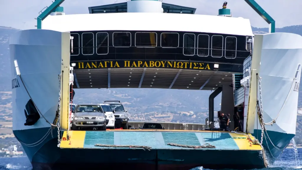 Νέα Στύρα: Ξεκίνησαν οι εργασίες αποκόλλησης του φέρι μποτ που προσέκρουσε σε ξέρα