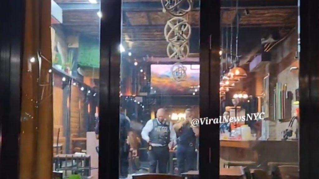Μακελειό στην Νέα Υόρκη: Τρεις νεκροί και πολλοί τραυματίες μετά από ένοπλη επίθεση σε εστιατόριο (Βίντεο)