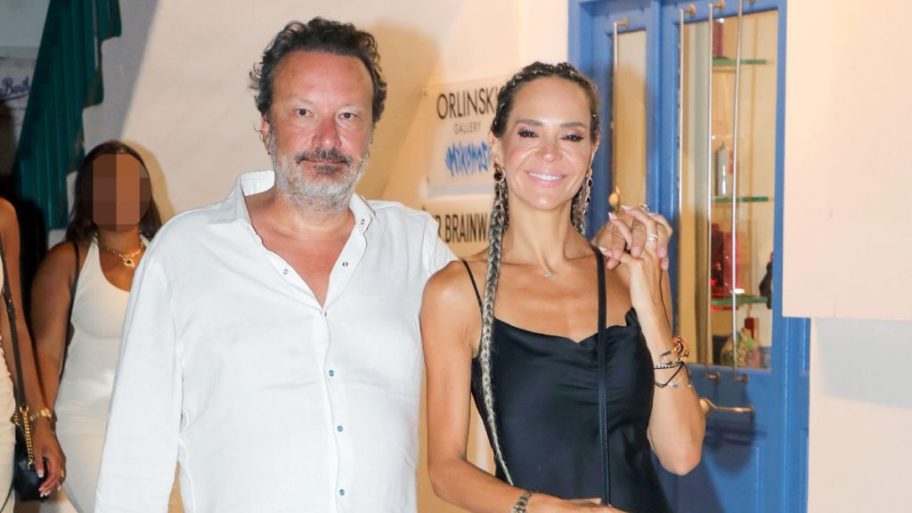 Νικολέττα Καρρά: Σπάνια βραδινή έξοδος με τον σύντροφό της στην Μύκονο – Δείτε φωτογραφίες