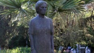 Νίκαια: Κλάπηκε το άγαλμα “Η Γυναίκα του Λαού” από την πλατεία Παιδικής Στέγης