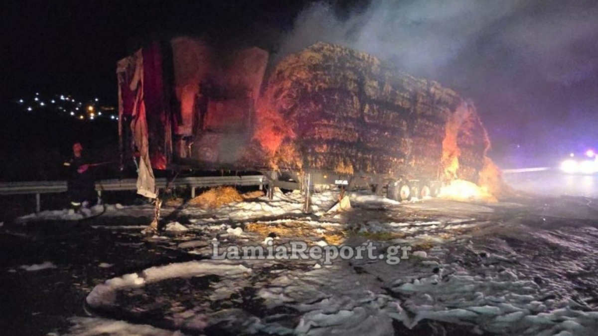 Στις φλόγες νταλίκα με άχυρα στην Εθνική Οδό – Πώς γλύτωσε ο οδηγός (βίντεο+φωτογραφίες)
