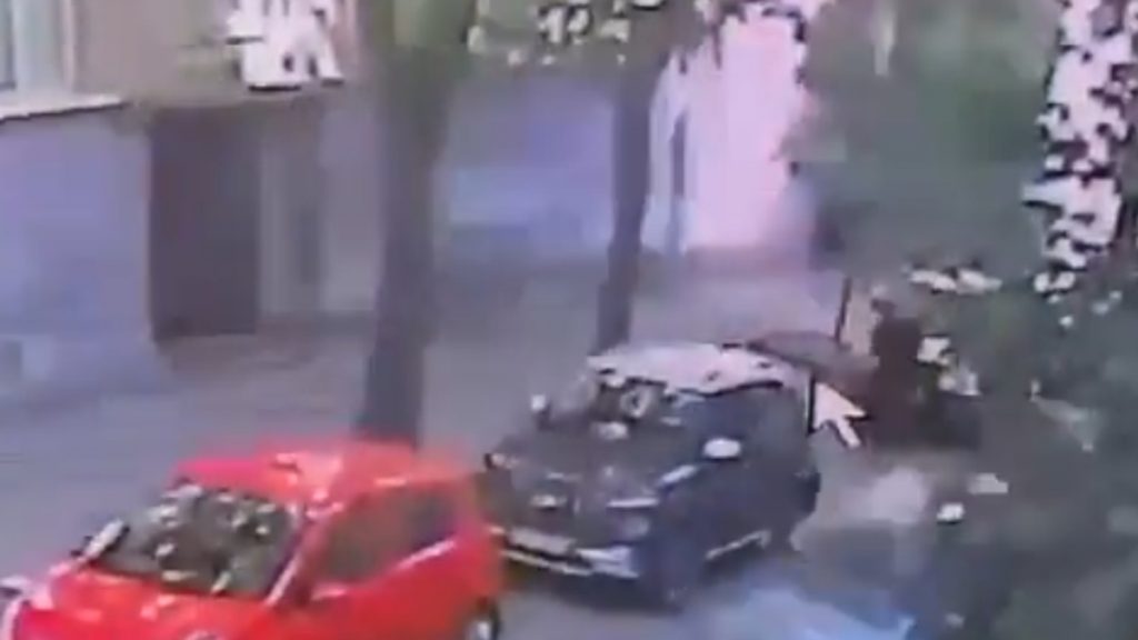 Ουκρανία: Καρέ καρέ η δολοφονία του πρώην προέδρου του κοινοβουλίου από ντελιβερά στο Λβιβ (Βίντεο)