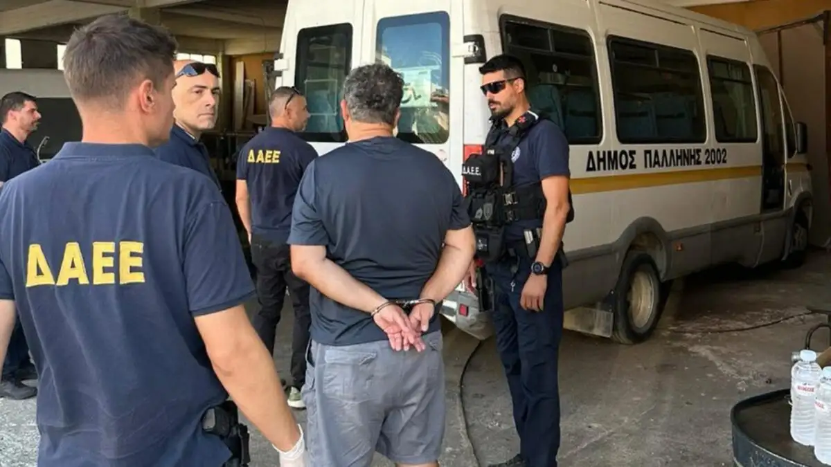 Παλλήνη: Συνελήφθη υπάλληλος του Δήμου για συνεχόμενους εμπρησμούς – Έβαζε φωτιά σε ξερά χόρτα (Φωτογραφίες)
