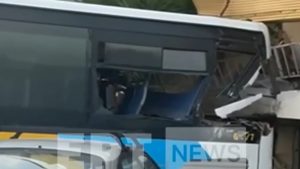 Παπάγου: Βίντεο από την διαδικασία απομάκρυνσης λεωφορείου που έπεσε σε πολυκατοικία – “Στην αρχή νόμιζα ότι ήταν σεισμός”
