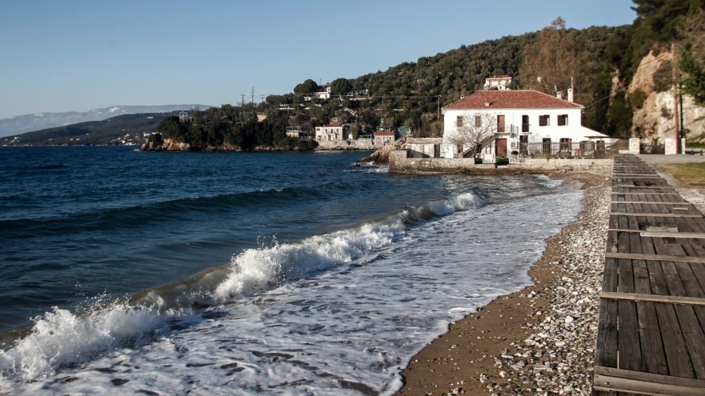 Πήλιο: Άγριος καυγάς σε παραλία λόγω γυμνισμού – Συνελήφθησαν τρία άτομα