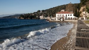 Πήλιο: Άγριος καυγάς σε παραλία λόγω γυμνισμού – Συνελήφθησαν τρία άτομα