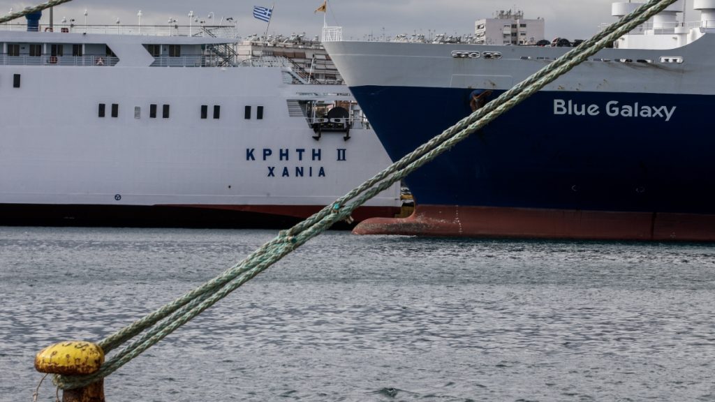 Πάρος: Οι δυσμενείς καιρικές συνθήκες «καθήλωσαν» πλοίο με 74 επιβάτες στο λιμάνι