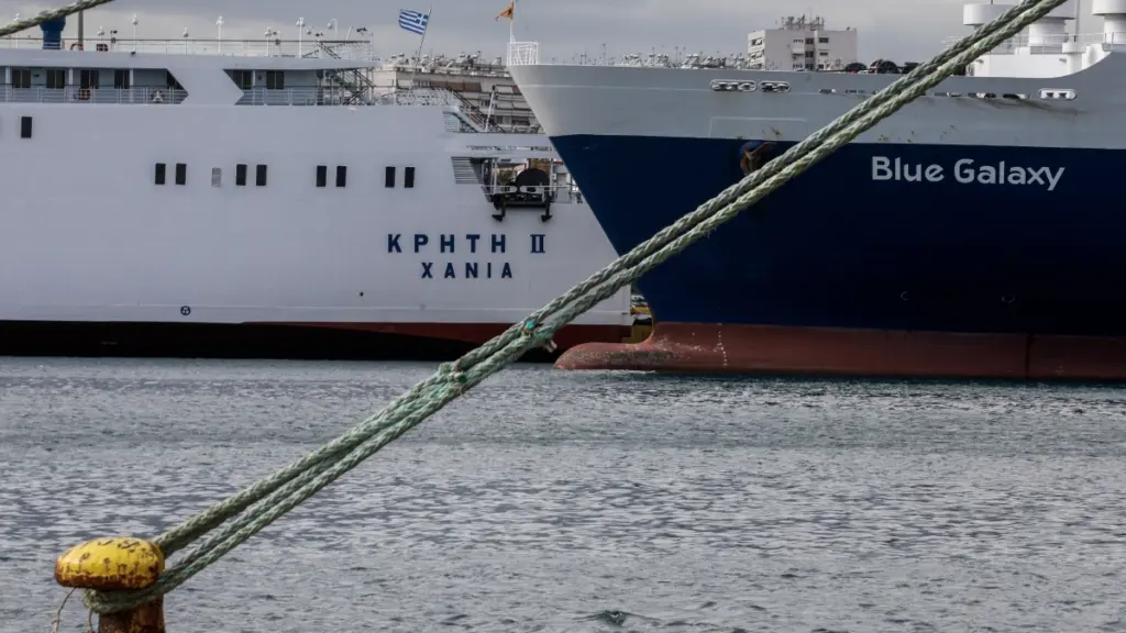 Πάρος: Οι δυσμενείς καιρικές συνθήκες «καθήλωσαν» πλοίο με 74 επιβάτες στο λιμάνι