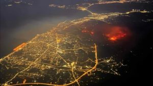 Φωτιά στην Πάτρα: Συγκλονιστική αεροφωτογραφία που δείχνει τις φλόγες δίπλα στην πόλη