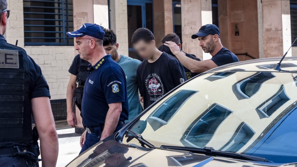 Προθεσμία για να απολογηθούν την Κυριακή έλαβαν οι δύο συλληφθέντες για τον εμπρησμό – «Ντροπή, κάψατε την Πάτρα» τους φώναξαν πολίτες