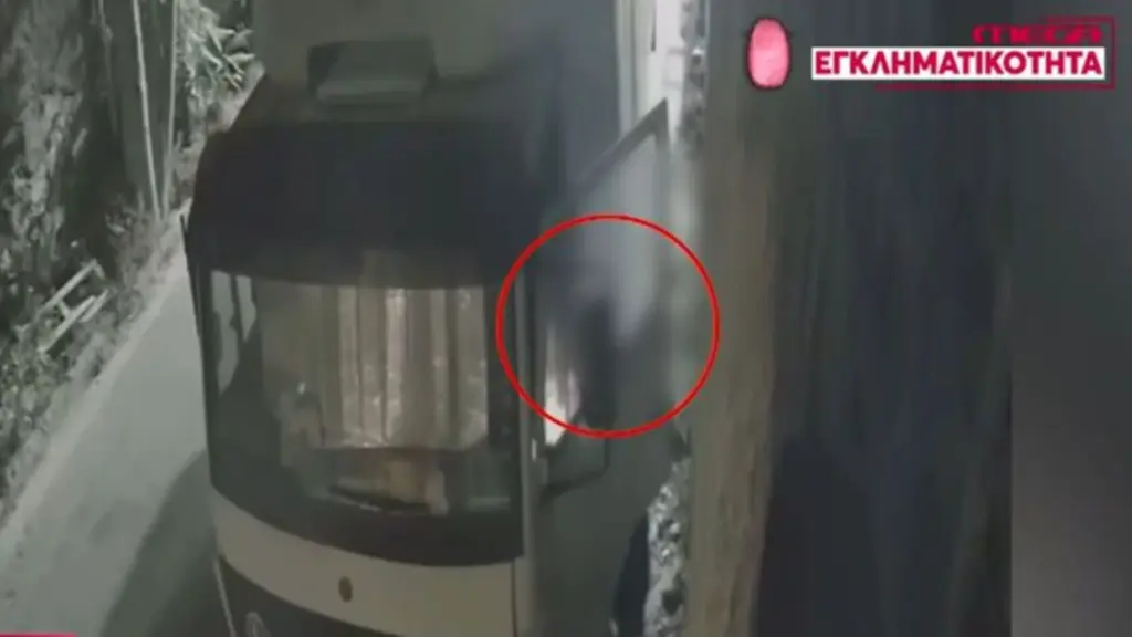 Βίντεο ντοκουμέντο από 4 νεαρούς που κλέβουν ένα φορτηγό στον Πειραιά