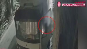 Βίντεο ντοκουμέντο από 4 νεαρούς που κλέβουν ένα φορτηγό στον Πειραιά
