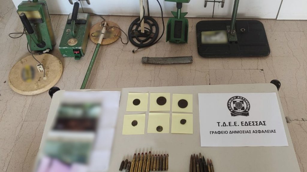 Πέλλα: Σύλληψη για παράνομη κατοχή αρχαιοτήτων και όπλων – Κατασχέθηκαν ιστορικά νομίσματα και φυσίγγια