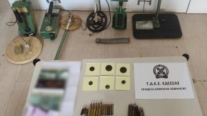 Πέλλα: Σύλληψη για παράνομη κατοχή αρχαιοτήτων και όπλων – Κατασχέθηκαν ιστορικά νομίσματα και φυσίγγια