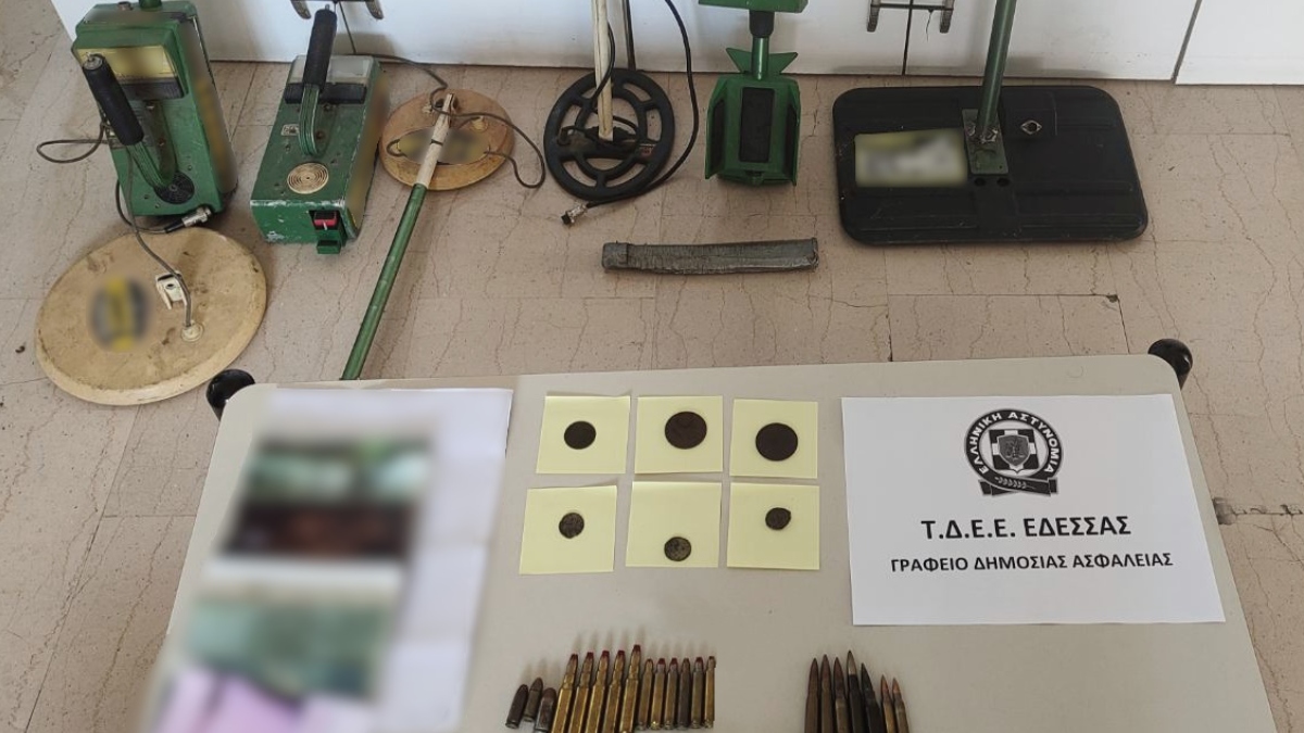 Πέλλα: Σύλληψη για παράνομη κατοχή αρχαιοτήτων και όπλων – Κατασχέθηκαν ιστορικά νομίσματα και φυσίγγια