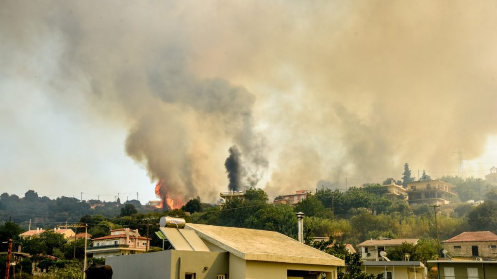 ΔΕΔΔΗΕ: Ποιες περιοχές έχουν μείνει χωρίς ρεύμα λόγω των πυρκαγιών