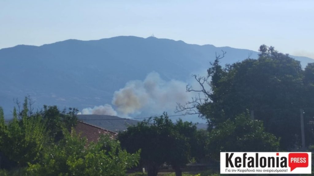 Πυρκαγιά στον Καραβάδο Κεφαλονιάς – Μήνυμα από το 112 για εκκένωση τριών οικισμών