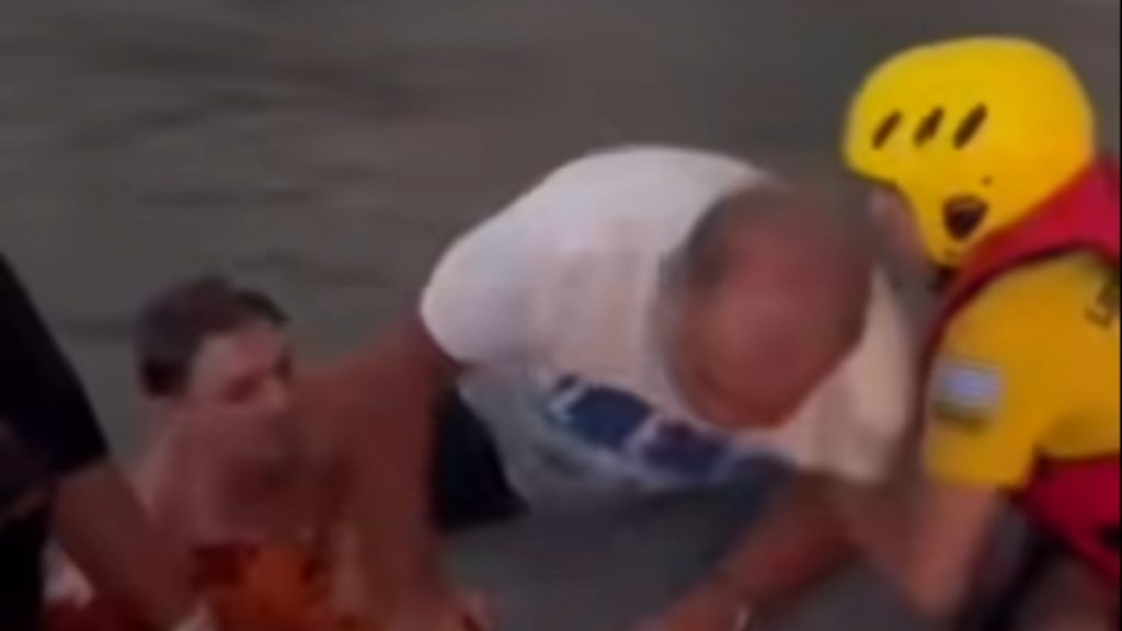 Φωτιά στην Αχαΐα: Εθελοντές του “Ερυθρού Σταυρού” σώζουν κατοίκους στα Βραχναίικα με διασωστική λέμβο (βίντεο)