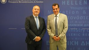 Συνάντηση του Υπουργού Μετανάστευσης Θάνου Πλεύρη, με τον Πρέσβη του Ηνωμένου Βασιλείου στην Αθήνα, Matthew Lodge