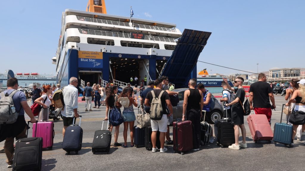 Τα πλοία «ξεκολλούν» από τα λιμάνια – Σταδιακή ομαλοποίηση των ακτοπλοϊκών δρομολογίων