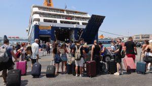 Τα πλοία «ξεκολλούν» από τα λιμάνια – Σταδιακή ομαλοποίηση των ακτοπλοϊκών δρομολογίων