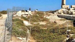 Νάξος: Τοποθέτησαν συρματόπλεγμα στην Πορτάρα μετά από τουρίστα που σήκωσε μάρμαρο για φωτογραφία (βίντεο)