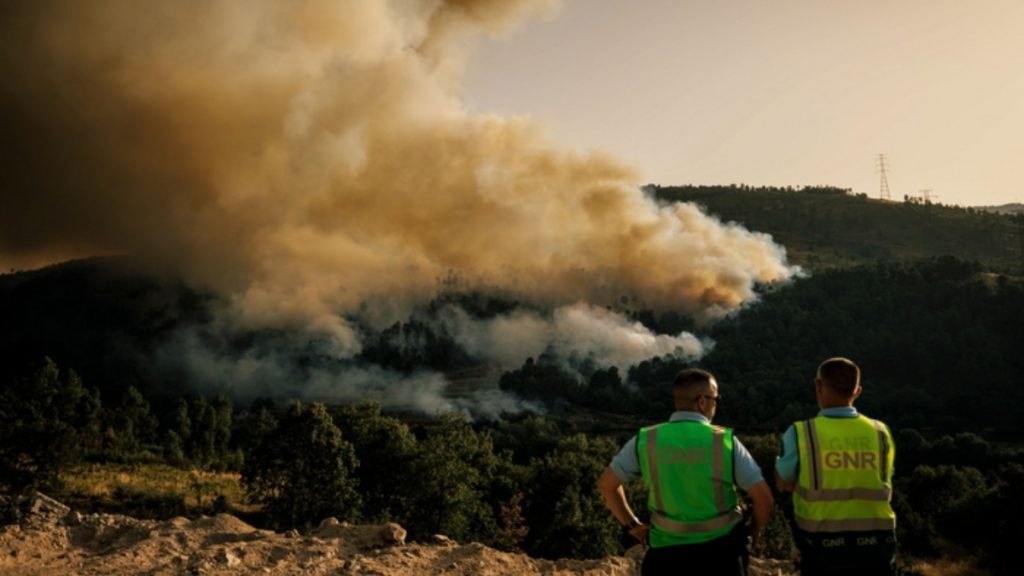 Πορτογαλία: Νεκρός πυροσβέστης από τις καταστροφικές πυρκαγιές – Στάχτη πάνω από 1.800.000 στρέμματα