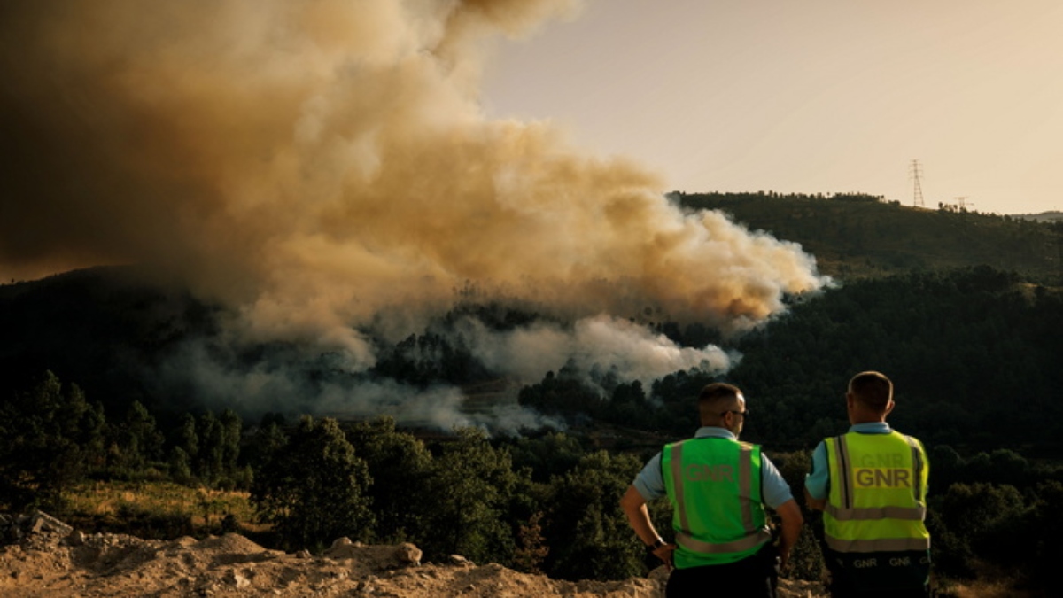 Πορτογαλία: Νεκρός πυροσβέστης από τις καταστροφικές πυρκαγιές – Στάχτη πάνω από 1.800.000 στρέμματα