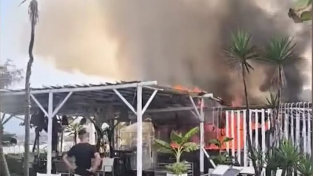 Πρέβεζα: Γνωστό beach bar παραδόθηκε στις φλόγες (Βίντεο)