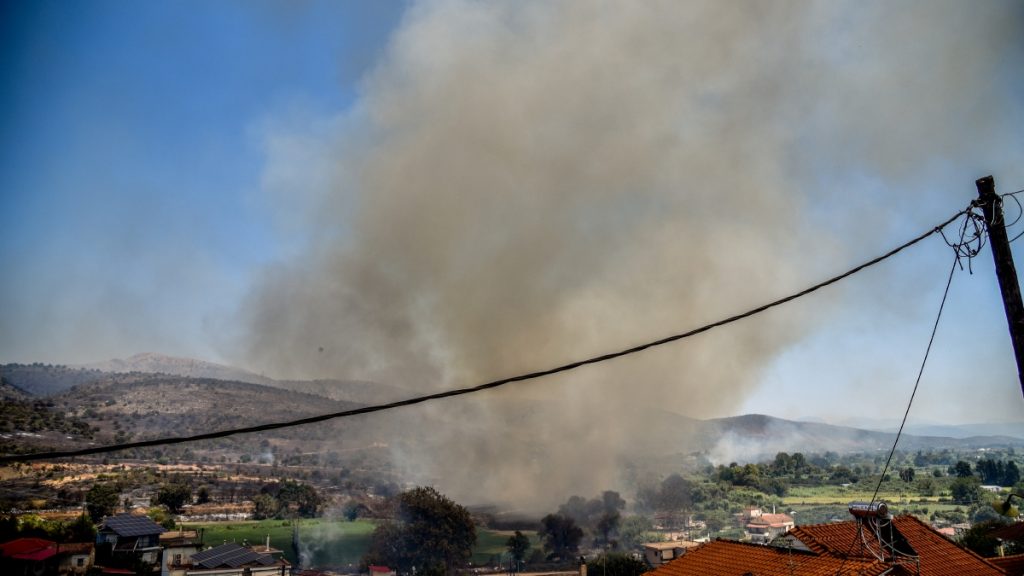 Αναζωπύρωση της φωτιάς στην Καμπή Πρέβεζας – Σε ύφεση το πύρινο μέτωπο της Αχαΐας