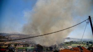 Αναζωπύρωση της φωτιάς στην Καμπή Πρέβεζας – Σε ύφεση το πύρινο μέτωπο της Αχαΐας