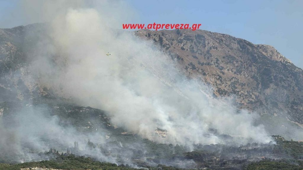 Φωτιά στην Πρέβεζα: Οι φλόγες περικύκλωσαν την Βρυσούλα – Κάηκαν δύο σπίτια, εκκενώθηκαν οικισμοί