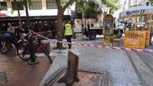 Ερμού: Έπεσε δέντρο λόγω των ισχυρών ανέμων – Από θαύμα δεν υπήρξαν τραυματισμοί (Εικόνες)