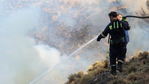Πυρκαγιά στη Χίο: Πολυήμερο μπλακ άουτ μετά την καταστροφή 150 στύλων