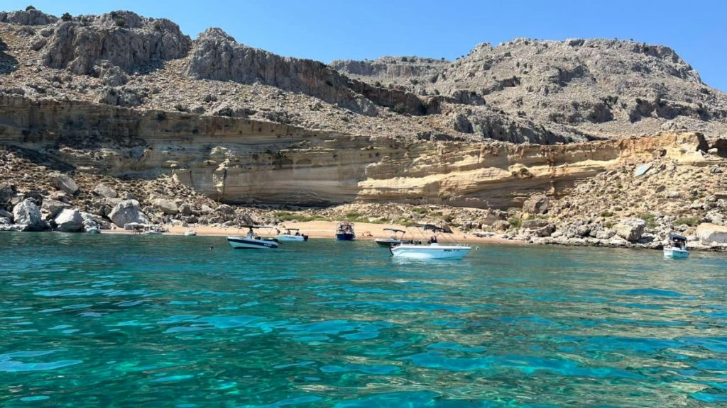 Ρόδος: Η «άγνωστη» παραλία στο νησί του ήλιου με την κόκκινη άμμο που λίγοι γνωρίζουν (Εικόνες + Βίντεο)