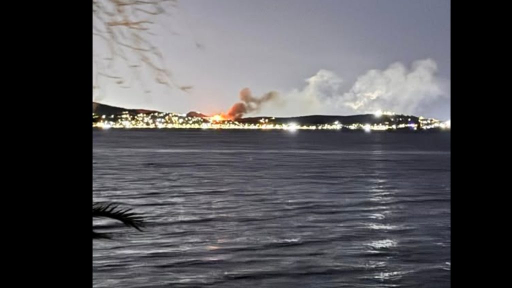 Φωτιά στο Βρωμοπούσι Σαλαμίνας – Καίει δίπλα σε σπίτια