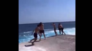 Σίκινος: Η αγωνιώδης προσπάθεια των λιμενικών να σταματήσουν τους “απονεριστές” (Βίντεο)