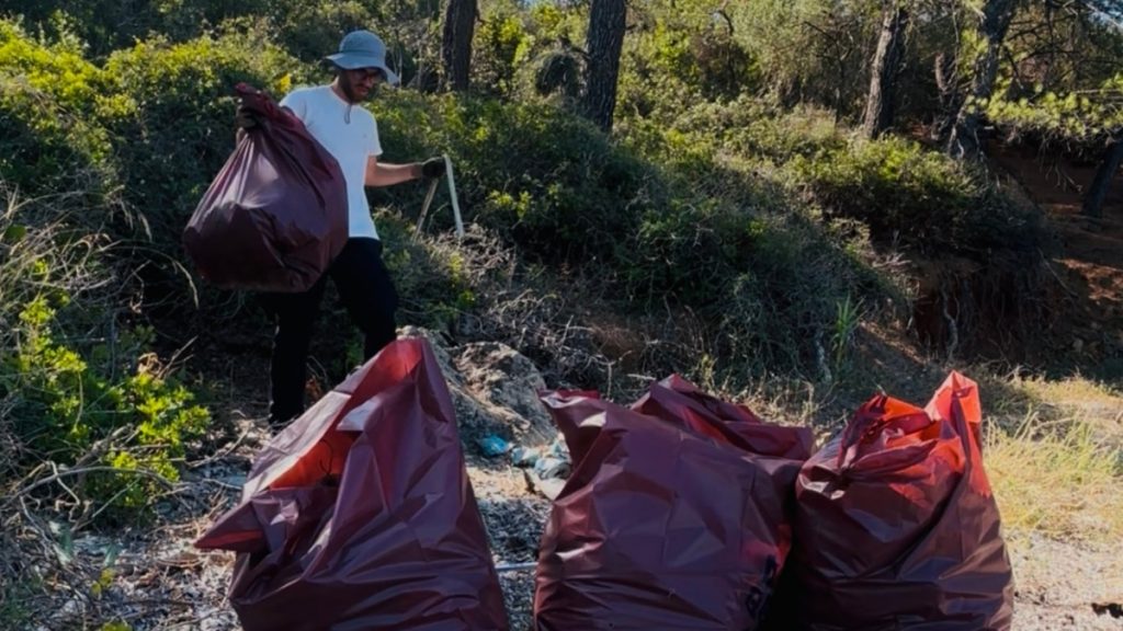 Χαλκιδική: 2.000 λίτρα απορριμμάτων συλλέχθηκαν από τις παραλίες της Σιθωνίας
